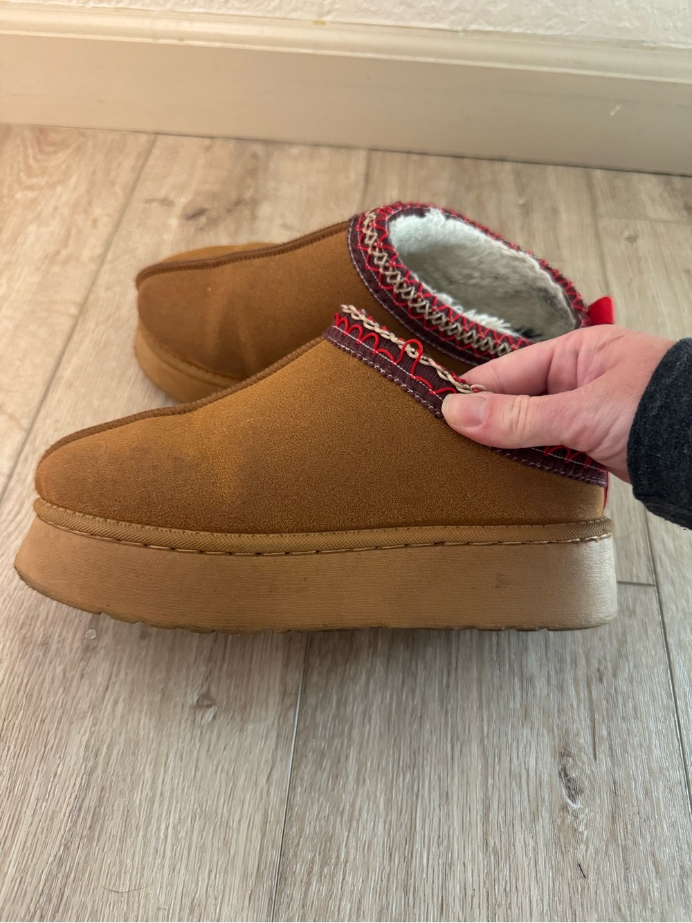 Women’s Cozy Platform Slipper - Tan with Red Trim